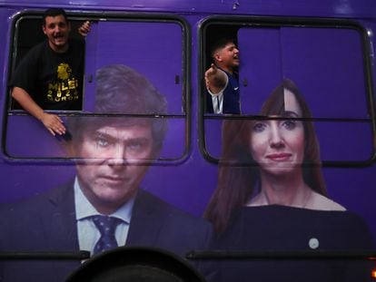 Seguidores de Javier Milei celebrando su triunfo en las elecciones de Argentina en 2023