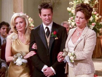 Chandler Bing, interpretado por Matthew Perry, de camino al altar respaldado por su madre y su padre.