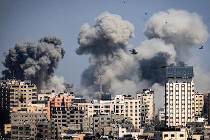 Ataques aéreos israelíes en la ciudad de Gaza el 12 de octubre de 2023. 