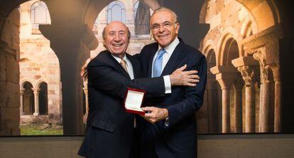 El presidente de la Fundación La Caixa, Isidro Fainé, y Peridis.