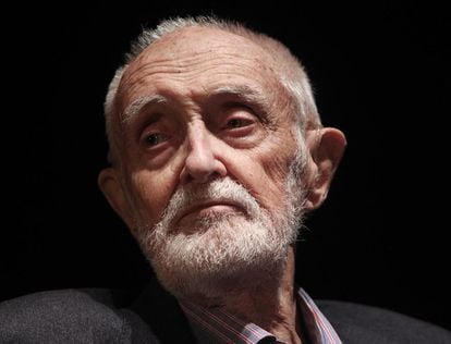 El economista y filósofo José Luis Sampedro, durante la presentación en Madrid del libro de Stéphane Hessel, '¡Indignaos!', en 2011.