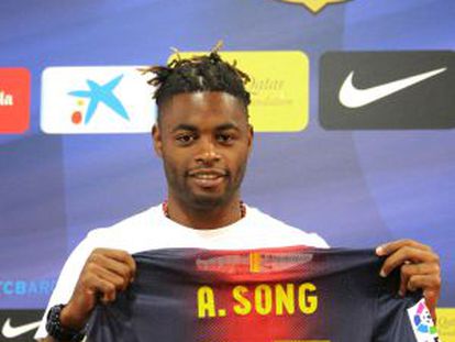 Song posa con la camiseta del Barça en su presentación.