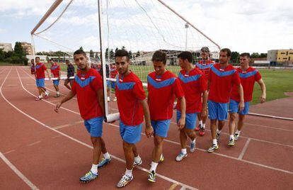 Los jugadores del Llagostera cargan con una portería.