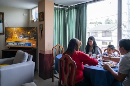 Geovanni Carrasco y Anita Díaz comparten la cena con sus hijos Abigail y Joaquín carrasco mientras miran el noticiero con la última información sobre el Paro Nacional. Viven en el barrio El Inca, ubicado al norte de Quito.
