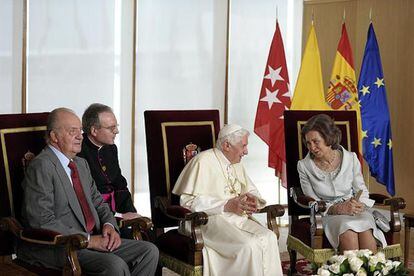 El Papa, con los reyes de España