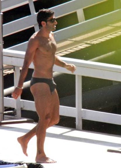 El exfutbolista portugués Luis Figo paseándose con un bañador de competición que no permite pensamientos impuros.
