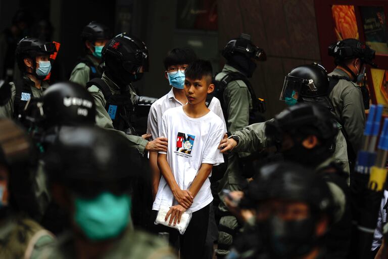 La policía antidisturbios detiene a un joven manifestante este miércoles en Hong Kong.