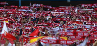 La afición del Sevilla en el estadio Vicente Calderón.