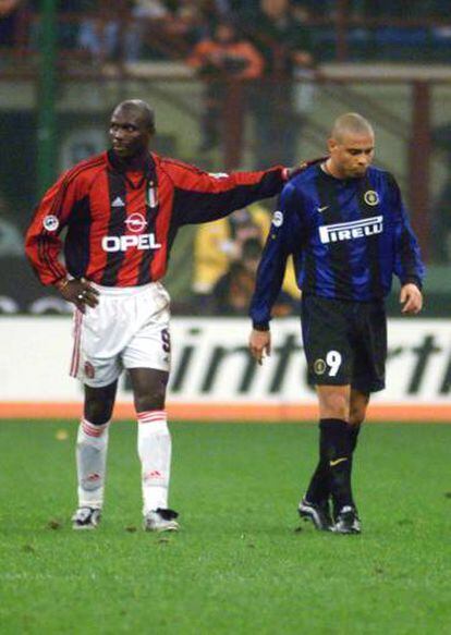 Weah y Ronaldo, durante un partido en 1999.