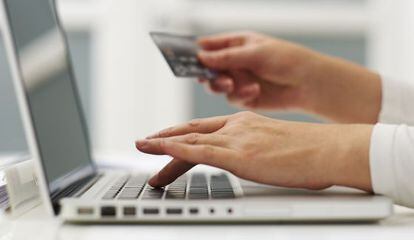 Una persona compra con tarjeta de crédito por Internet