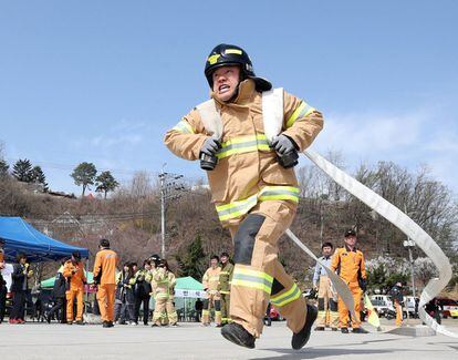 Un bombero voluntario participa este martes 10 de abril de 2018, en una exhibición de bomberos en Chuncheon (Corea del Sur).