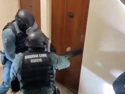 Entrada en el domicilio de uno de los detenidos por el robo a 30 chalés de la sierra de Madrid.