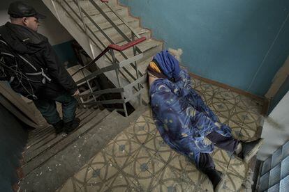 El cuerpo sin vida de un hombre yace en la escalera de un edificio en Bucha. Periodistas de Associated Press en esta pequeña ciudad al noroeste de Kiev vieron los cuerpos de al menos nueve personas vestidas de civil que parecía haber sido asesinados a quemarropa. Al menos dos tenían las manos atadas a la espalda.