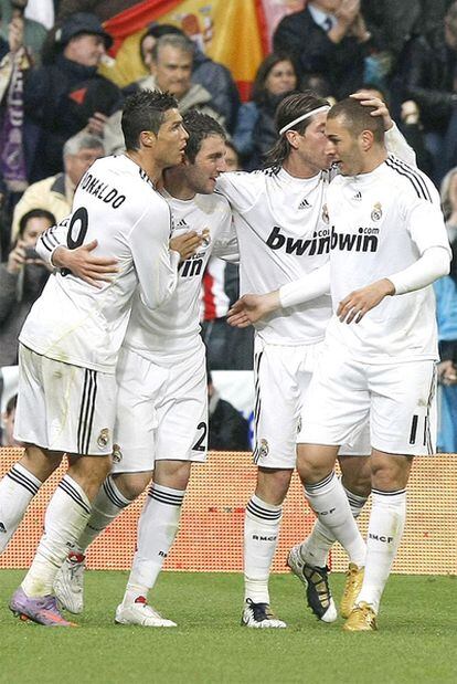 Cristiano Ronaldo, Higuaín, Sergio Ramon y Benzemá celebran el tanto del argentino.