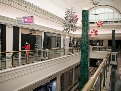 Pasillos vacíos y tiendas cerradas en el centro comercial Gran Via 2, de Barcelona.