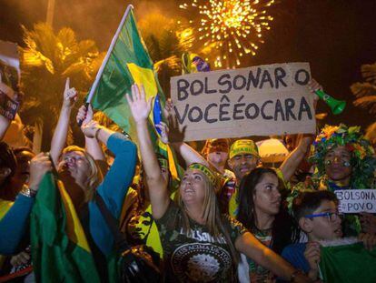 Partidarios de Bolsonaro celebran su victoria el domingo en Río de Janeiro. En vídeo, primeras protestas en Brasil tras la victoria de Bolsonaro.
