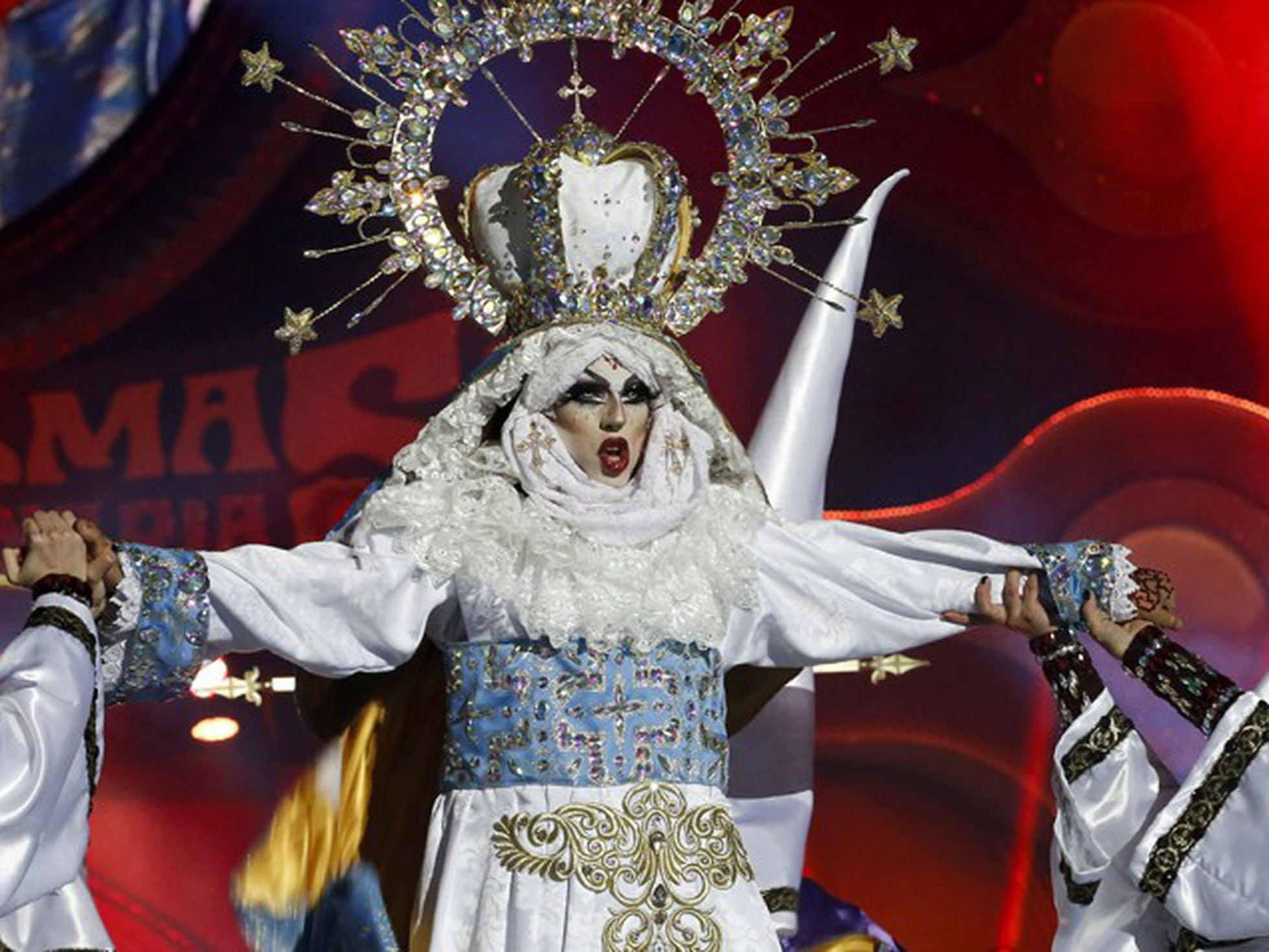 B olie Terugspoelen Spookachtig Gala Drag Queen 2017: El carnaval de Las Palmas corona a una provocadora  virgen Drag | Vídeos | EL PAÍS