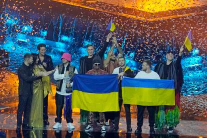 Los ucranios Kalush Orchestra recogen el micrófono de cristal tras ganar Eurovisión 2022.