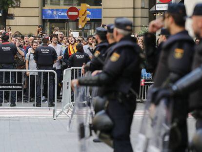 Manifestación ante la Jefatura Superior de Policía Nacional en Barcelona.