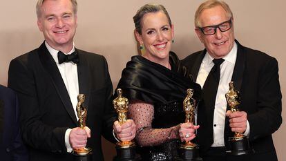 Christopher Nolan, Emma Thomas y Charles Roven posan con los oscar recibidos por 'Oppenheimer'.