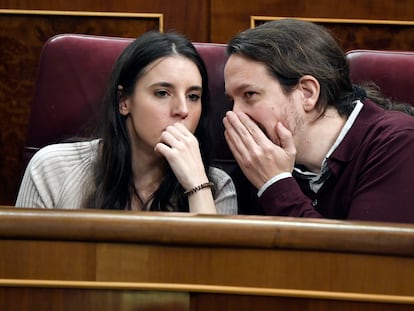 La ministra de Igualdad, Irene Montero, y el vicepresidente segundo, Pablo Iglesias, en una foto en el Congreso en diciembre de 2019.