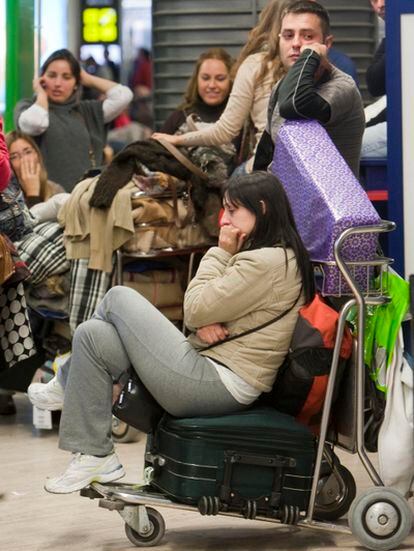 Pasajeros del aeropuerto de Málaga esperan noticias durante el paro de controladores.