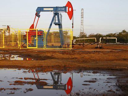 La producción petrolera en Venezuela se desploma a niveles de los ochenta