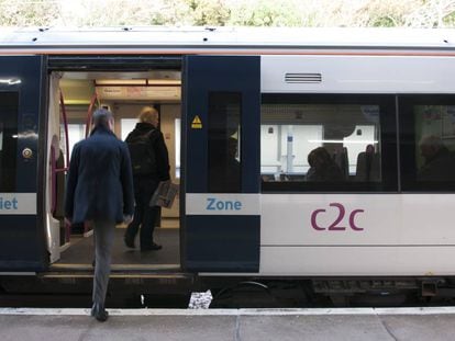 Vag&oacute;n silencio de un tren de Londres.