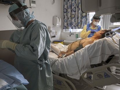Sanitarios atienden a un paciente en la UCI de un hospital de la ciudad belga de Namur.