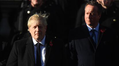 El primer ministro británico, Boris Johnson, y su predecesor en el cargo David Cameron, durante la celebración del Día del Armisticio en Londres el 11 de noviembre de 2019.