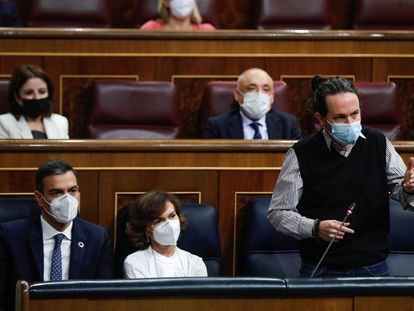 Pablo Iglesias interviene en la sesión de control con Carmen Calvo y Pedro Sánchez a su lado.