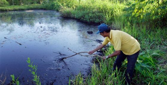 Uno de los pozos contaminados en la Amazonia ecuatoriana.