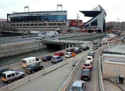 Atasco en los accesos al estadio Vicente Calderón momentos antes del partido de fútbol de ayer.