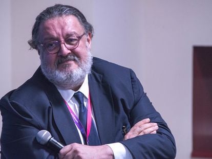 El escritor Jorge F. Hernández en la Feria Internacional del Libro de Guadalajara, en 2019.