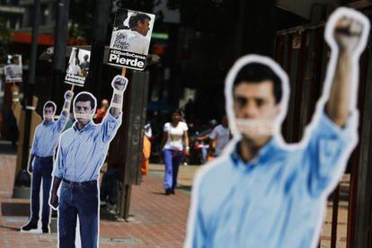 Figuras de cartón alusivas al proceso contra Leopoldo López en Caracas.