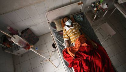 Un paciente que padece tuberculosis descansa en el Hospital de Tuberculosis del Gobierno, en Allahabad, India, el 6 de noviembre de 2019. India lidera la lista de pacientes con tuberculosis, aunque ha mejorado mucho sus tasas en los últimos años.