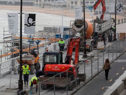 Trabajadores y maquinaria de obra en el paseo de La Concha de San Sebastián.