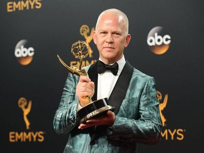 Ryan Murphy posa con un premio Emmy ganado por &#039;American Crime Story&#039; en 2016.