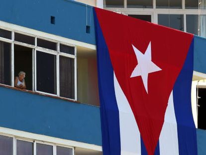 Una anciana en un edificio aledaño a la embajada de Estados Unidos en La Habana (Cuba), el 12 de agosto de 2015.