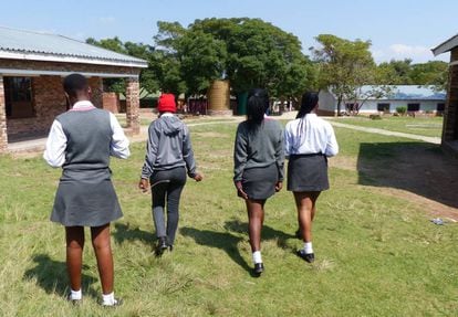 Compañeras de centro escolar de una adolescente que se suicidó el año pasado, cerca de Johannesburgo.