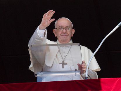 El papa Francisco durante el rezo del Angelus este domingo en el Vaticano.