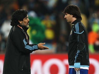 Messi y Maradona, en el Mundial de 2010.