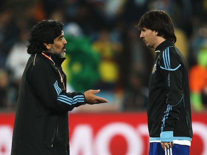 Messi y Maradona, en el Mundial de 2010.