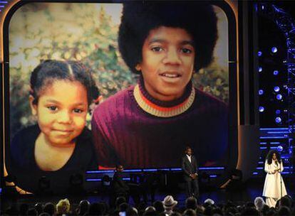 Janet Jackson agradece al público de los premios BET las muestras de apoyo tras la muerte de su hermano.