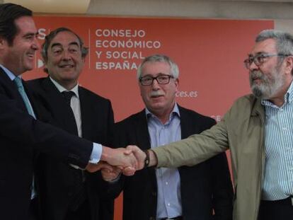 De izquierda a derecha, los líderes de Cepyme y CEOE, Antonio Garamendi y Juan Rosell, firman el acuerdo salarial con los secretarios generales de CC OO y UGT, Ignacio Fernández Toxo y Cándido Méndez.