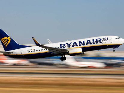 Un avión de Ryanair despega en el aeropuerto de Palma de Mallorca.