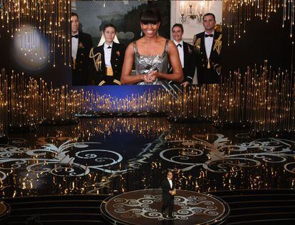 La primera dama de los EE UU, Michelle Obama, en un vídeo en directo anuncia el Oscar a la mejor película con ayuda del actor Jack Nicholson.