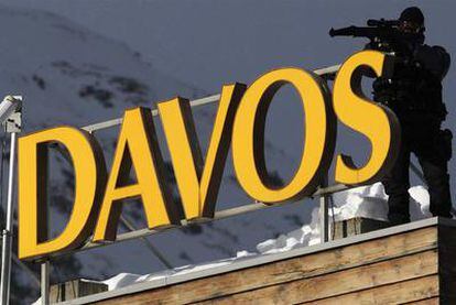 Un miembro del servicio de seguridad, en el tejado de un hotel en Davos (Suiza).