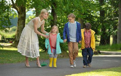 Rosamund Pike (izquierda), en un fotograma de 'Nuestro último verano en Escocia'.