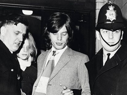 A la derecha de la imagen, el policía británico con corazón gallego Richard Allaby. En el centro, Mick Jagger. Detrás, su novia de aquella época, la actriz y cantante Marianne Faithfull. A la izquerida, otro policía. Fue en 1969, saliendo de los juzgados de Londres, después de que la policía encontrase droga en casa del músico.